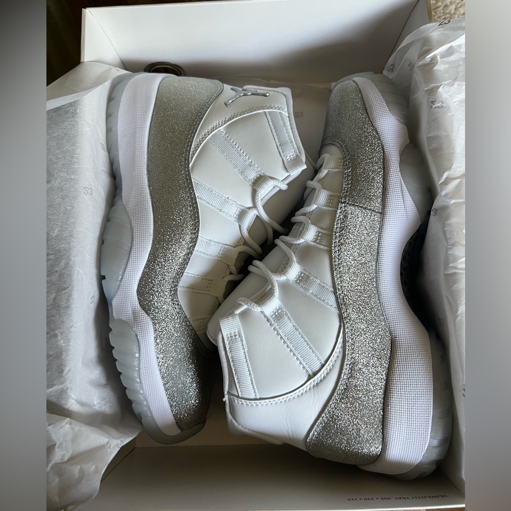 Jordan 11 Retro
White Metallic Silver (Women's)